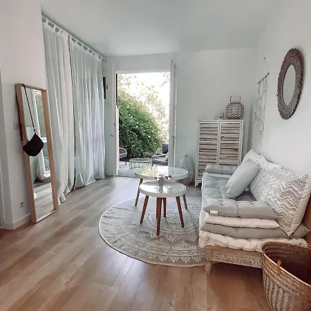 Ravissant T1 Avec Jardinet Proche De La Hyeres