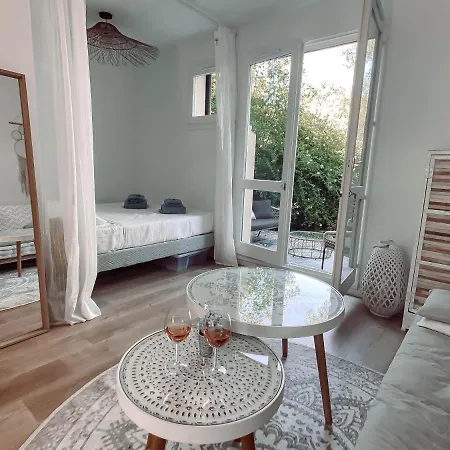 Apartment Ravissant T1 Avec Jardinet Proche De La Hyeres